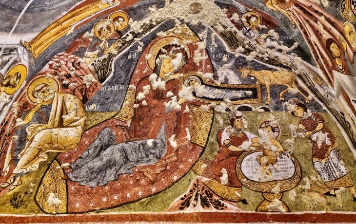 Göreme’deki doğum sahnesi freski; Meryem, Yusuf, İsa’nın beşiği ve meleklere ait Orta Bizans kompozisyonu.